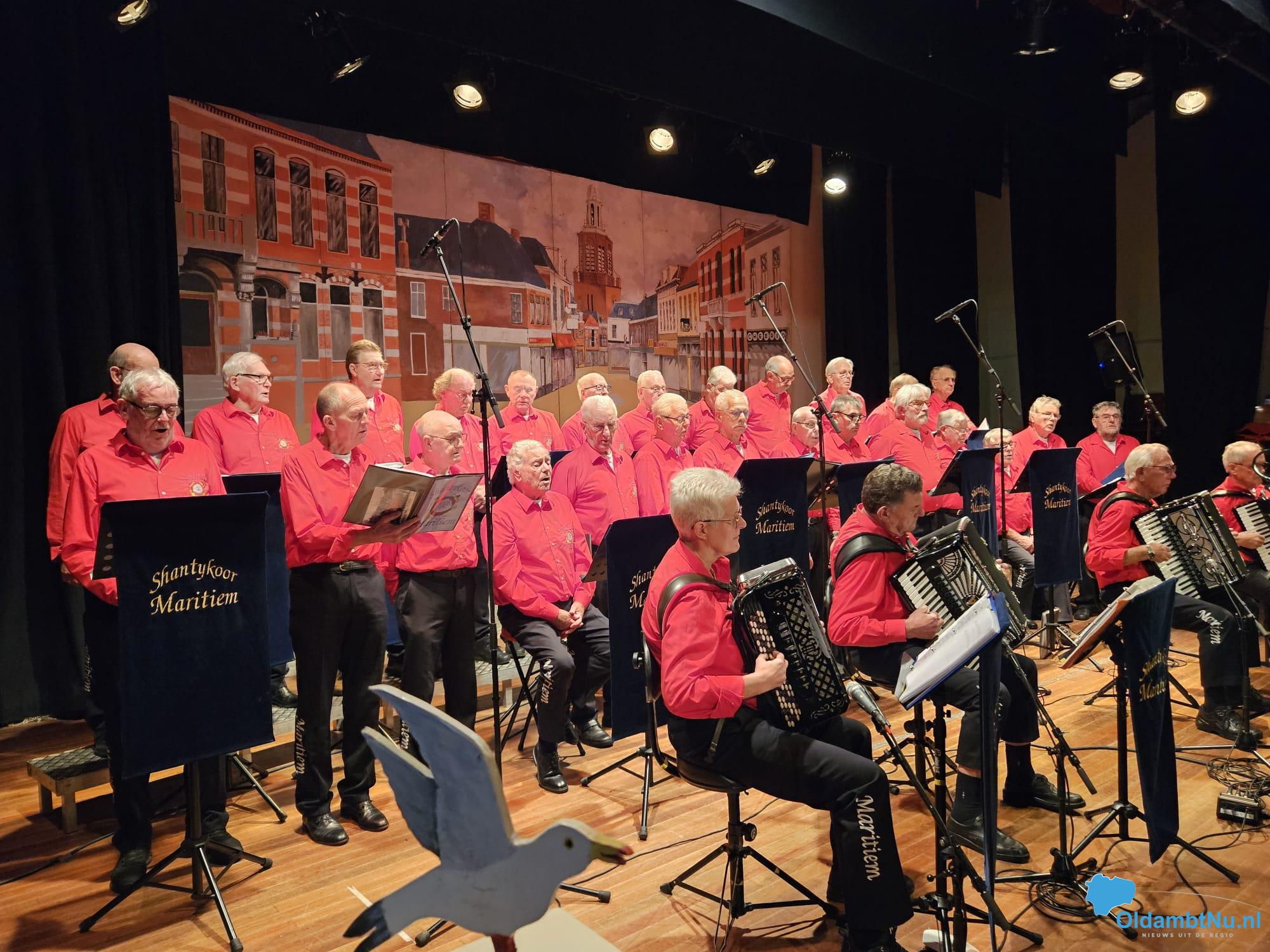 combo en zangers op het toneel.