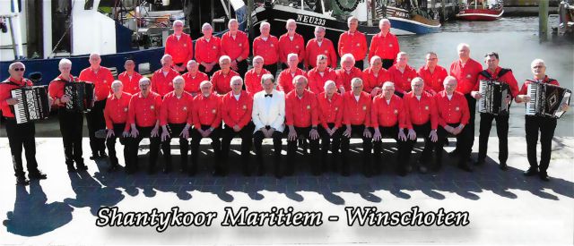 Shantykoor Maritiem in de haven van Ditzum met vissersschepen op de achtergrond