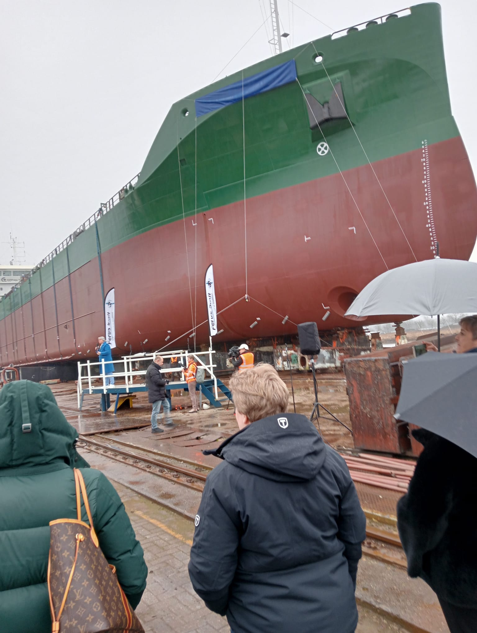 het schip dat te water wordt gelaten